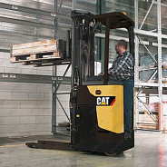 Электроштабелер с оператором стоя CAT NSR16NI с предподъемом